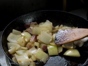 玉葱が透き通るまで炒める